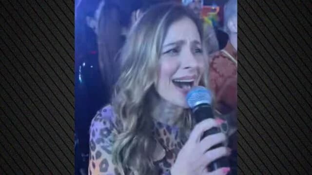 Natassa Bofiliou singt Kiamos auf Party