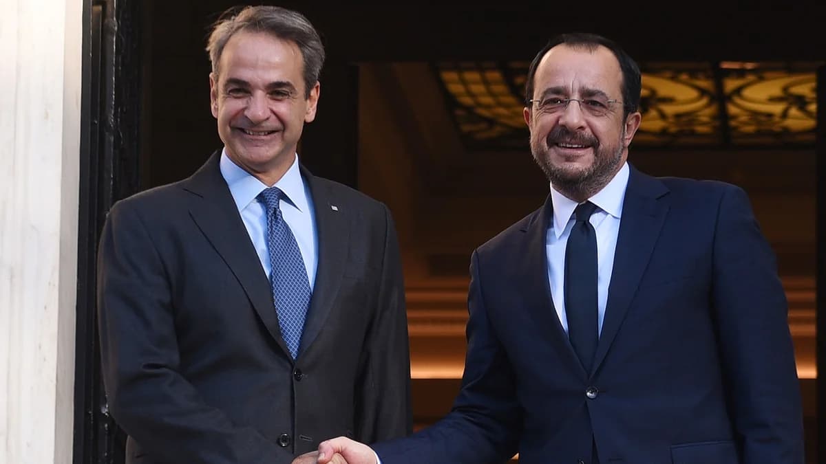 Χριστοδουλίδης και Μητσοτάκης επισκέπτονται τη φρεγάτα «Κίμων»