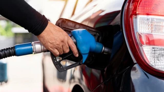 Ράλι τιμών στα καύσιμα: Άνοδος άνω των 2 ευρώ ανά λίτρο