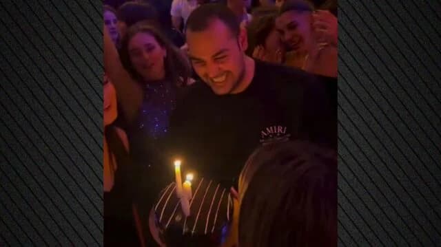 Christos Kougias 在夜总会庆祝了他的 24 岁生日
