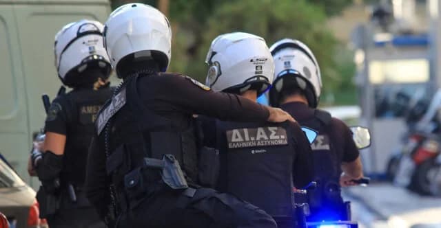 Incidente en EFKA Omonia: Hombre de 61 años amenaza a empleados con un palo