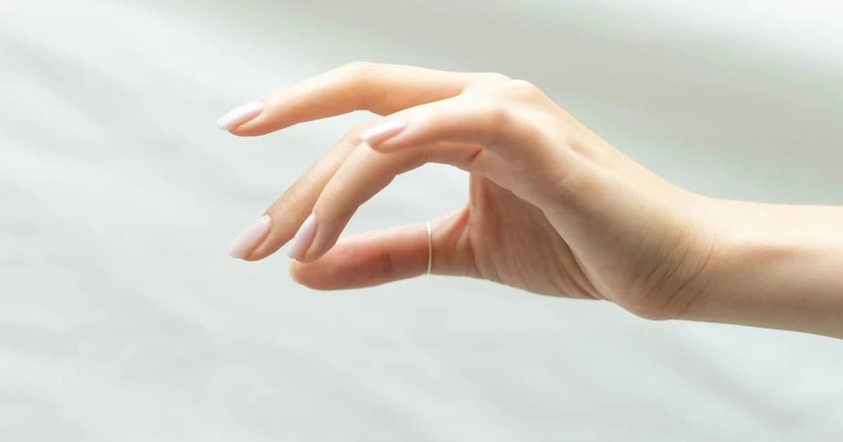 Milky nails: Η ανοιξιάτικη τάση στα νύχια που λατρεύουν οι celebrities