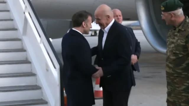 Macron en Souda, recibido por Dendias