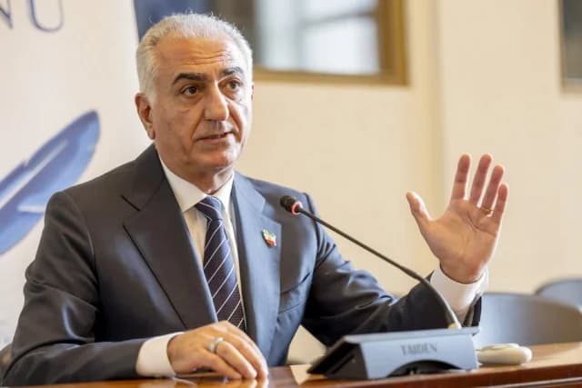 Νέο μήνυμα Παχλαβί προς Ιρανούς: «Το καθεστώς καταρρέει»