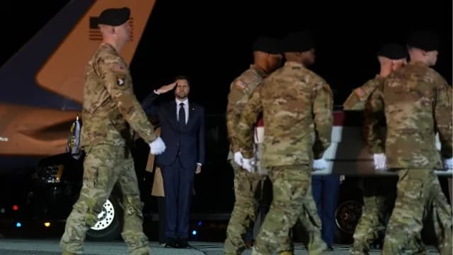 Vance und Hegseth bei Zeremonie für von Iran getöteten US-Soldaten