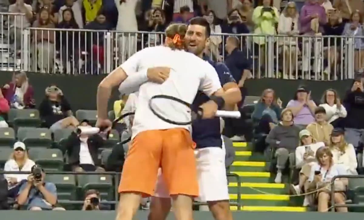 Tsitsipas y Djokovic ganan en su debut en dobles en Indian Wells