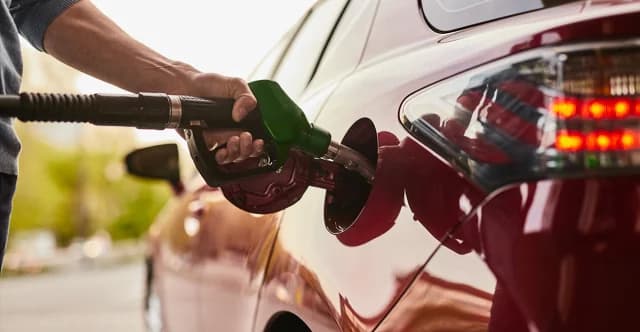 Άνοδος πετρελαίου στα $100: Επιτάχυνση μέτρων για καύσιμα και πληθωρισμό