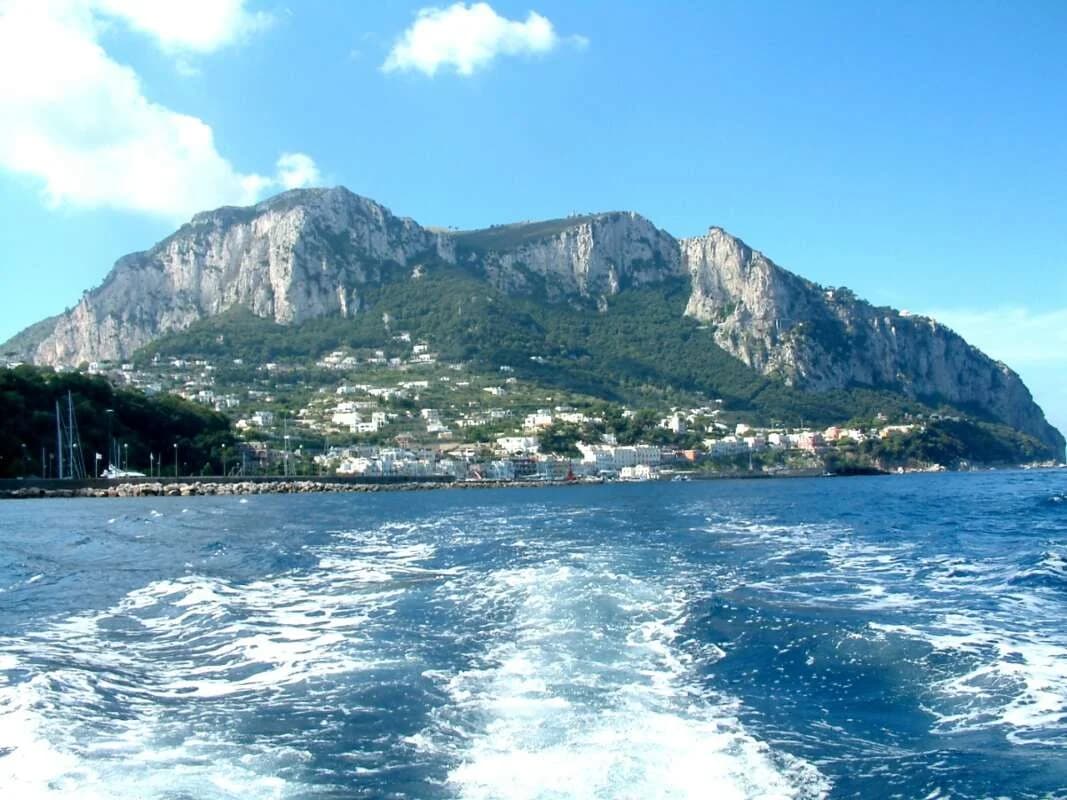 Starkes Erdbeben der Stärke 5,9 in der Nähe von Capri, Italien