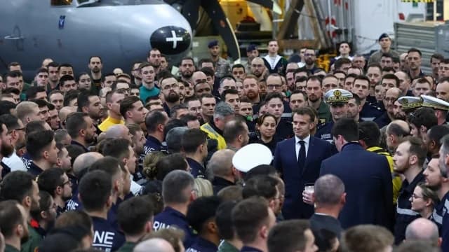 Macron canta 'La Marsellesa' con marineros en el 'Charles de Gaulle'