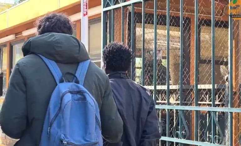 Στην Ευελπίδων ο 48χρονος που απειλούσε έξω από τη ΓΑΔΑ
