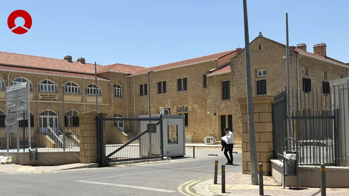 Δεν παραδέχονται τις κατηγορίες οι οκτώ για τα έγγραφα των φυλακών