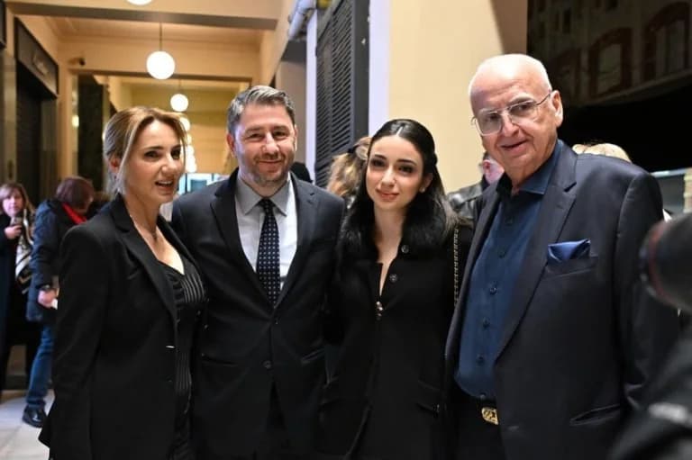 Νίκος Ανδρουλάκης: Παρακολούθησε παράσταση αφιερωμένη στον Αντώνη Καλογιάννη στο «Παλλάς»