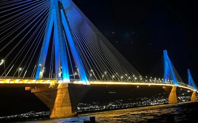 Puente Río-Antirio Iluminado por el Centenario del Panaitolikos