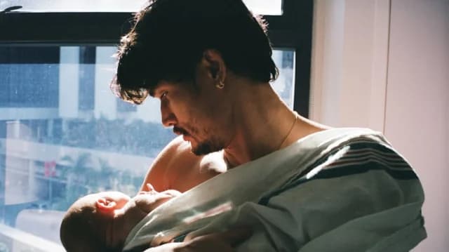 Charles Melton de 'Riverdale' se convierte en padre