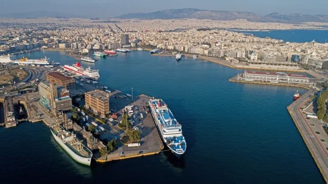 Πειραιάς: Αυτοκίνητο έπεσε στο λιμάνι - Σώος ο οδηγός