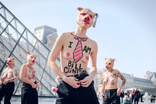 Femen protestiert im Louvre gegen Straffreiheit in Epstein-Akten