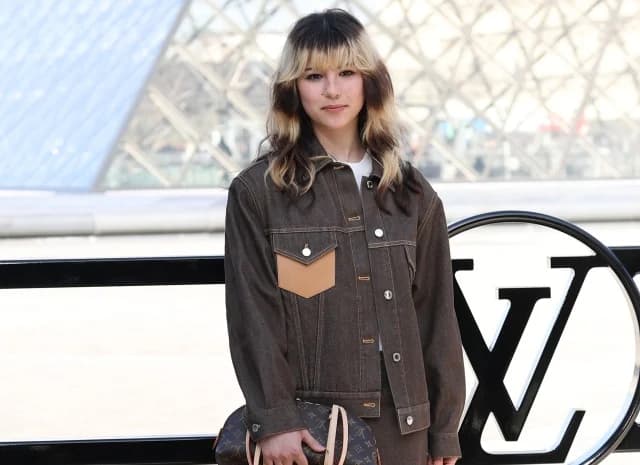 Алиса Лью: эффектное появление на показе Louis Vuitton в Париже