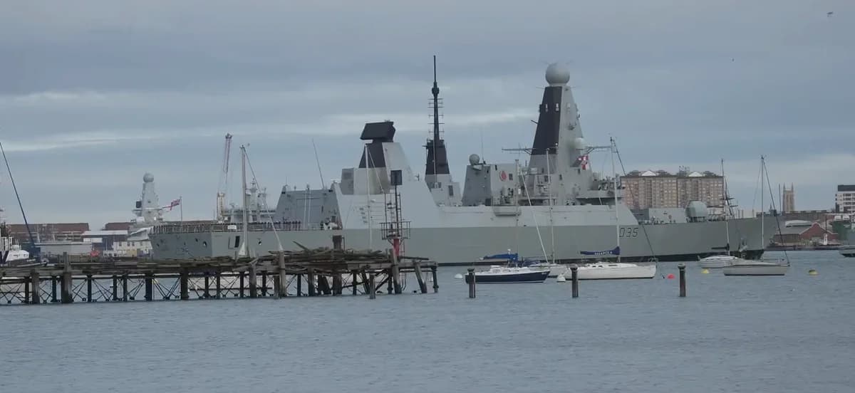 Buque de guerra británico HMS Dragon se dirige a Chipre
