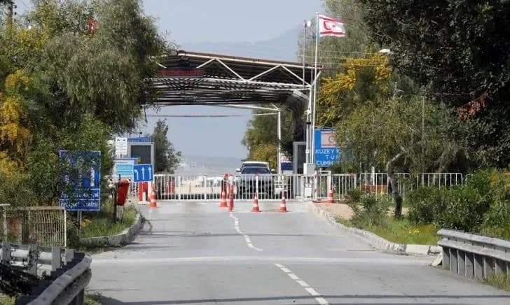 Σύλληψη Ε/κ στα οδοφράγματα για παράνομα καπνικά