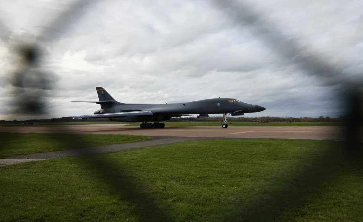 Bombarderos estadounidenses despegan de base británica para operaciones contra Irán