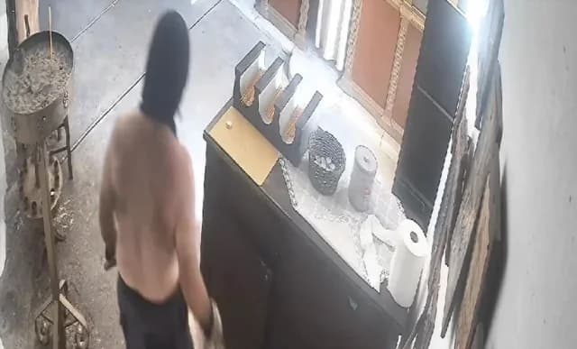 Heraclión: Hombre Semidesnudo Roba en Iglesia – Video