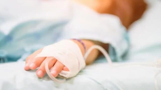 Nafpaktos: Zweijähriges Mädchen stürzt von Balkon – Mit Brüchen im Krankenhaus