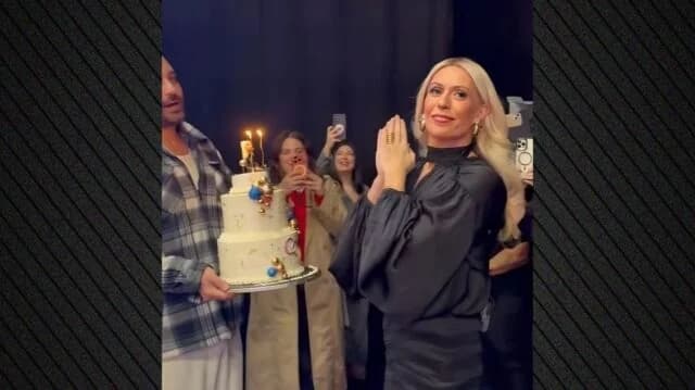 Geburtstagsüberraschung für Maria Bakodimou am Set