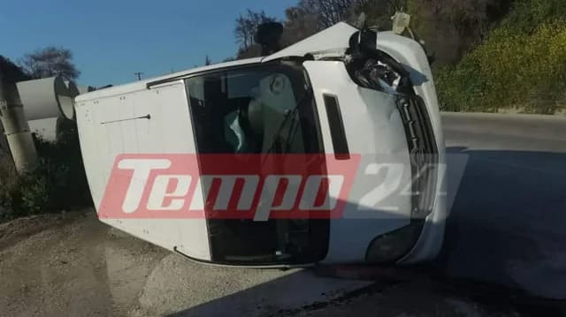 Accidente de tráfico en la zona industrial de Patras: Furgoneta volcada