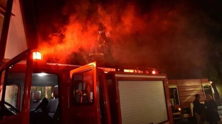 Feuer in einem Geschäft in der Vari-Koropi-Allee