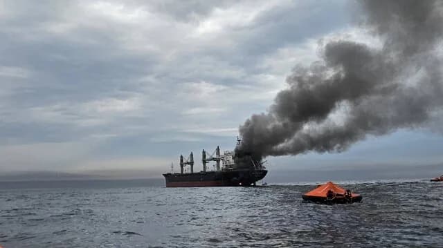 Estrecho de Ormuz: Tres Desaparecidos Tras Ataque a Barco