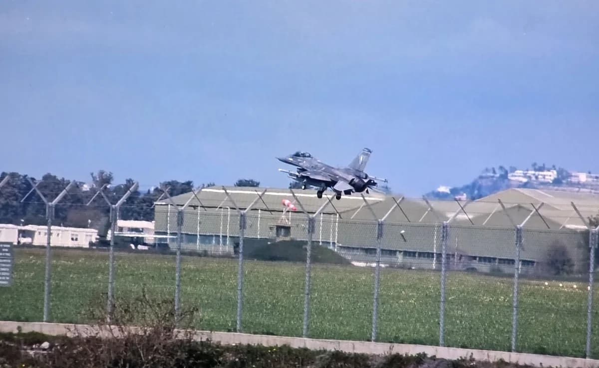 Греческие F-16 взлетели с Пафоса для учебных маневров