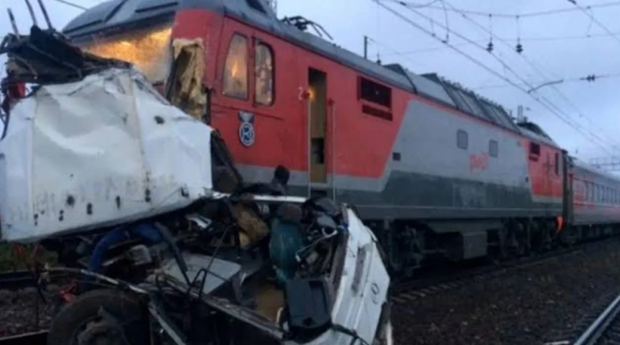 Russland: Bus kollidiert mit Zug – Ein Toter, 11 Verletzte