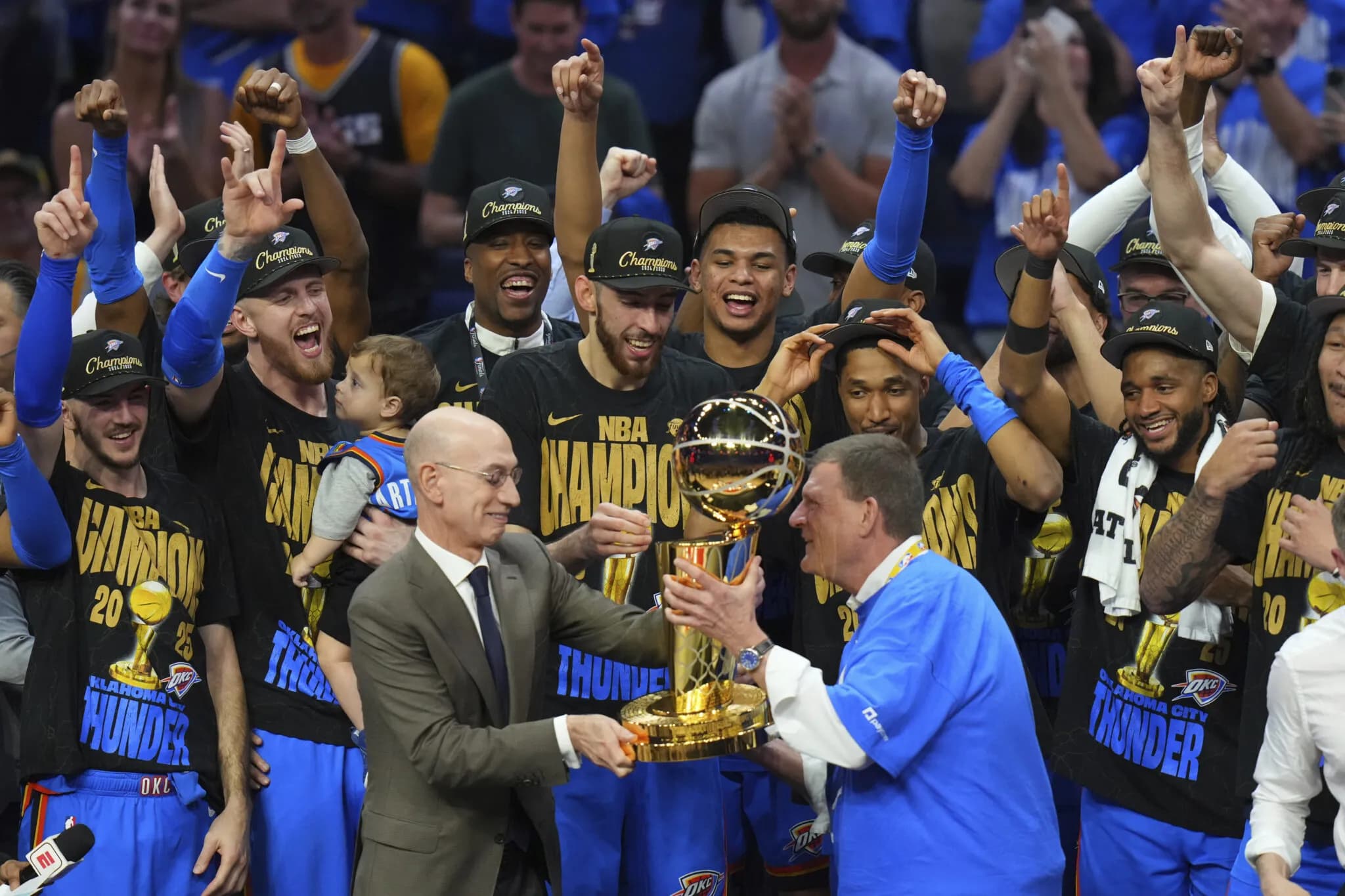 雷霆队赢得 NBA 总冠军并举起拉里·奥布莱恩奖杯