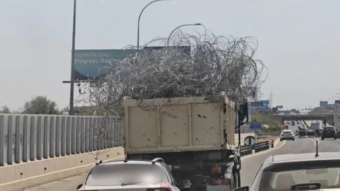 LKW transportiert Stacheldraht auf der Autobahn Nikosia-Limassol
